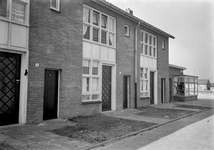 836670 Gezicht op enkele nieuwbouwwoningen in de wijk Slotervaart te Amsterdam.N.B. Zie ook Nieuw Spoor, april 1956, ...